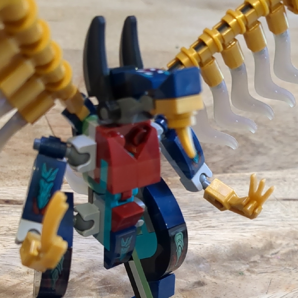 LEGO 76145 — Eternals’ Aerial Assault Gold - Picture 5 of 12